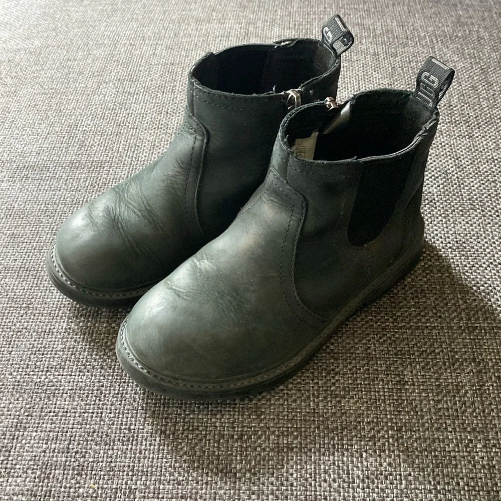 UGG Kids Boy's Bolden Boots Waterproof Black Leather Size 12 Toddler Little Kid